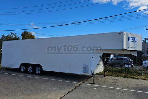 Gooseneck enclosed trailer