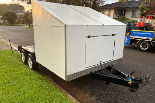 Semi enclosed 2800 GVM car trailer