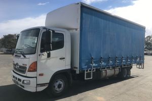 2014 Hino Auto Tautliner / Ramps/ Air Glide Hitch