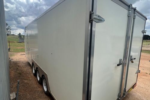 2019 HNS 6.5 triaxle enclosed race trailer