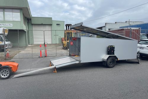 Enclosed Trailer with Lifting Roof