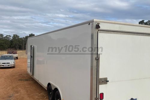 Enclosed fifth wheel trailer