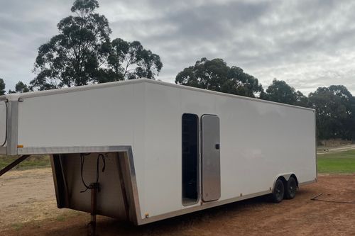 Enclosed fifth wheel trailer