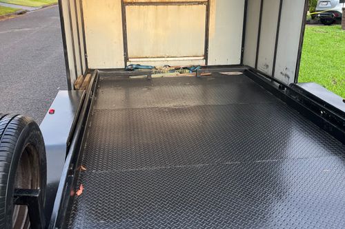 Semi enclosed 2800 GVM car trailer